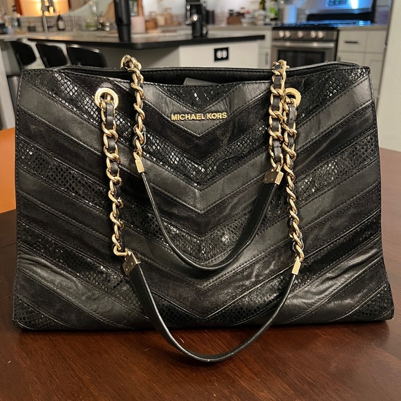 Michael Kors Leather Handbag Set - Picture 3 of 11